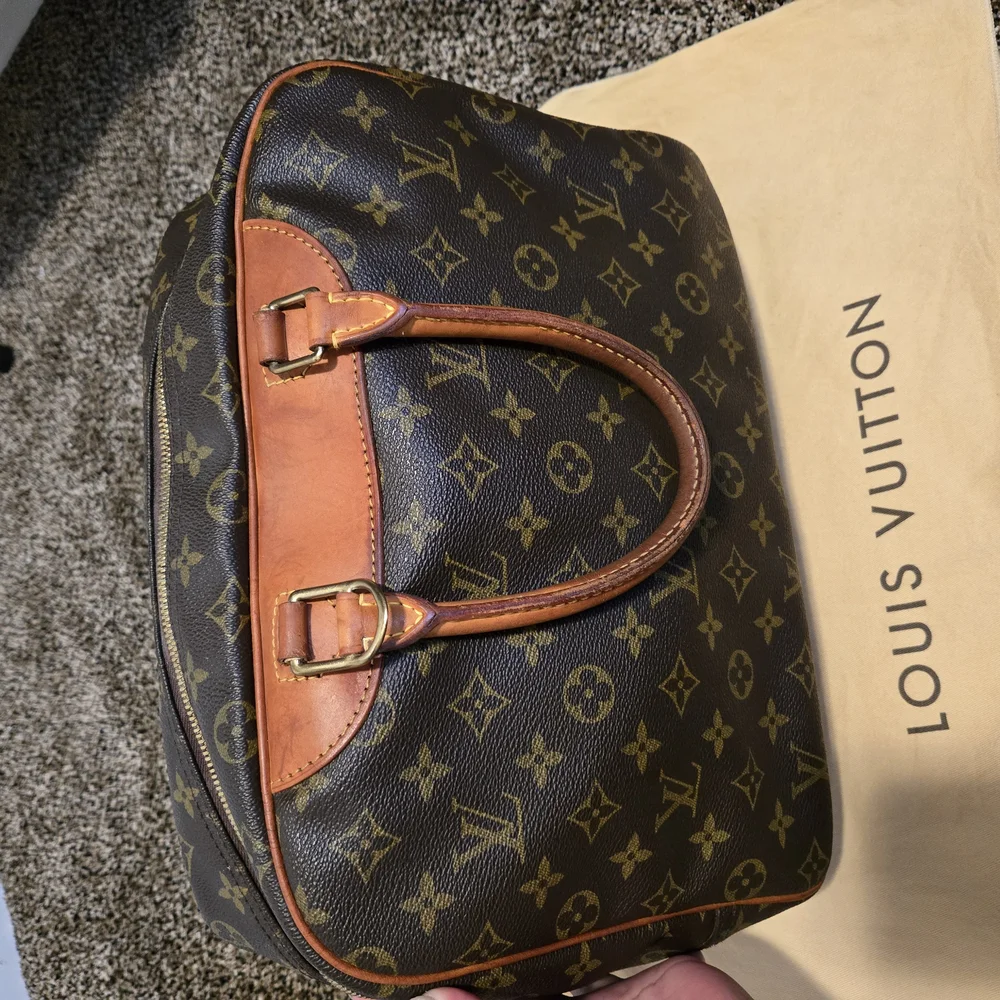 Authentic Louis Vuitton Deauville Monogram Canvas Handbag - Picture 15 of 16
